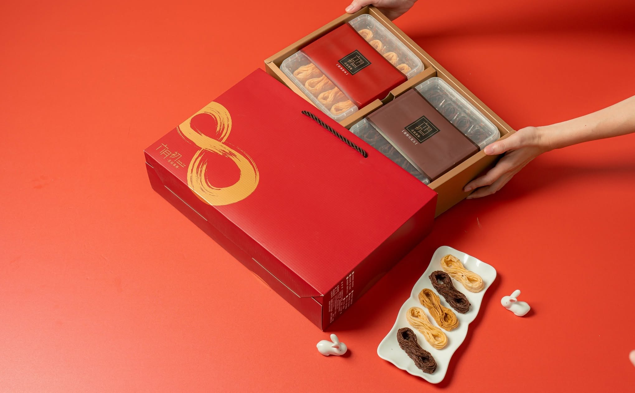 六月初一中秋精裝禮盒開箱，紅色大盒印有金色8字品牌標誌，內裝多款口味8結蛋捲