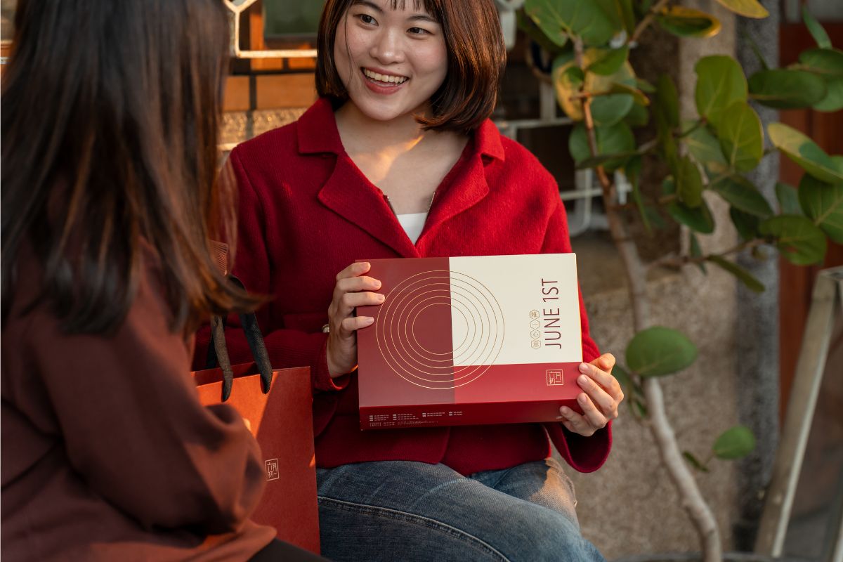 女生開心收到六月初一一口酥禮盒，業務送成交感謝禮讓客戶記住的選擇