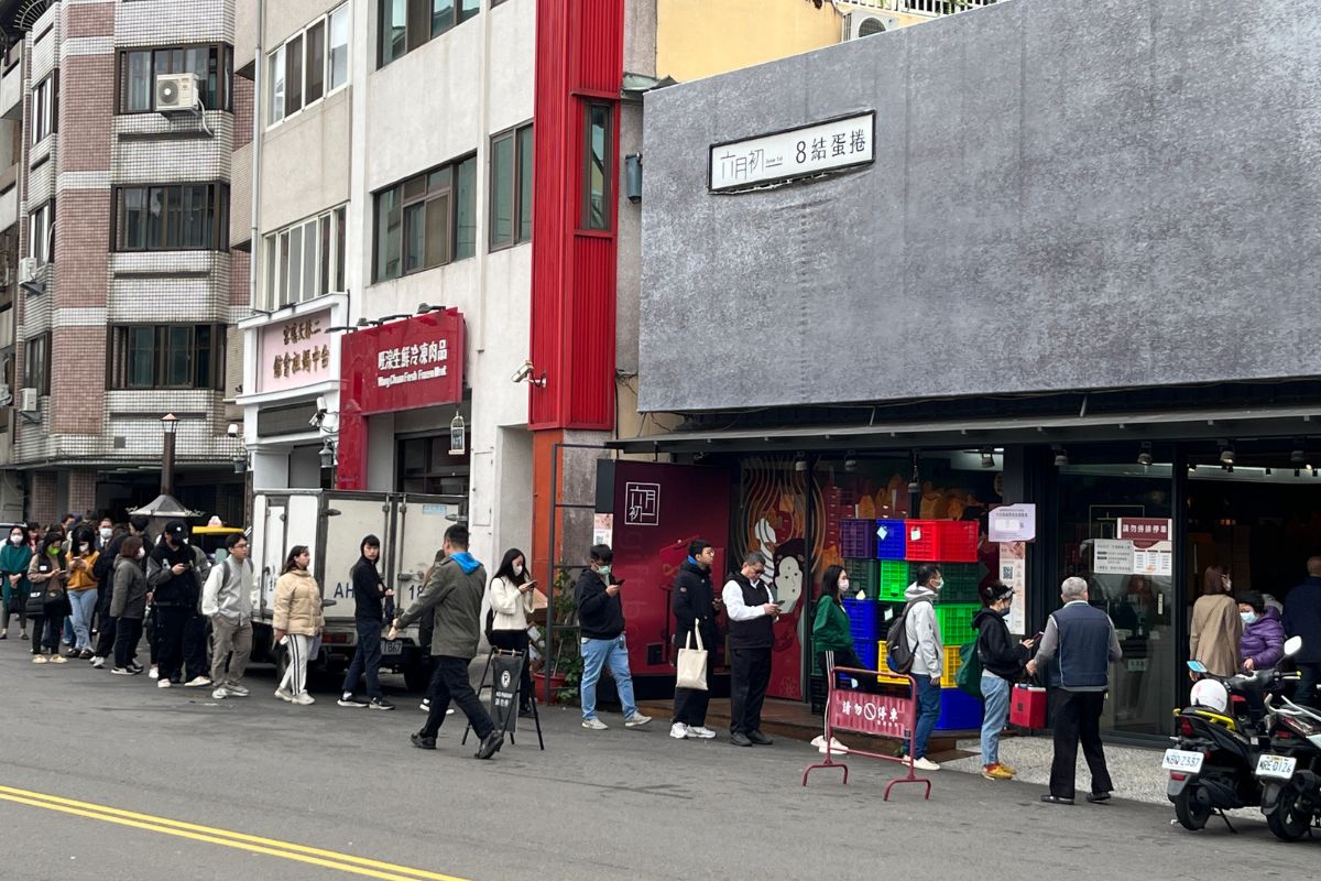 六月初一美村門市年節前排隊人潮，台中伴手禮名店節慶必買